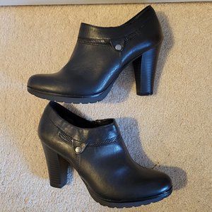 Size 6 Ankle Bootie Block Heels / Black / White Mountain / Stylish